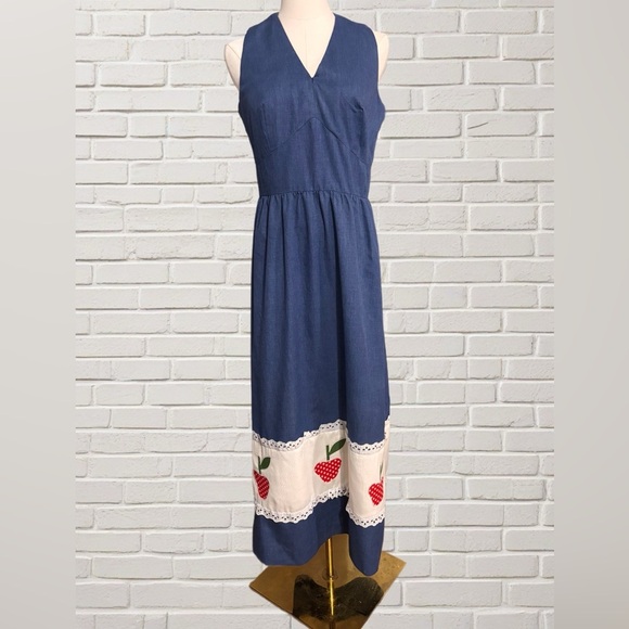 Park East by Swirl Dresses & Skirts - Vintage 1970s Park East bySwirl Chambray Dress Apple Appliqué Blue Cottagecore